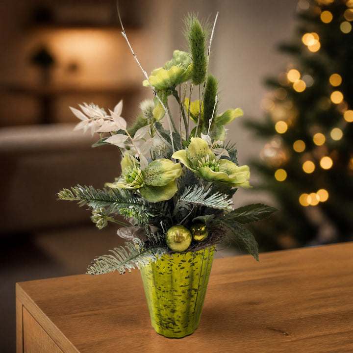 Szene Weihnachtsgesteck Christrosen Kugeln Tanne grün weiß