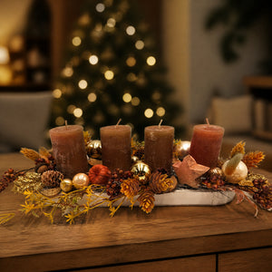 Szene Adventsgesteck Kerzen Kugel Stern Zapfen orange braun gold