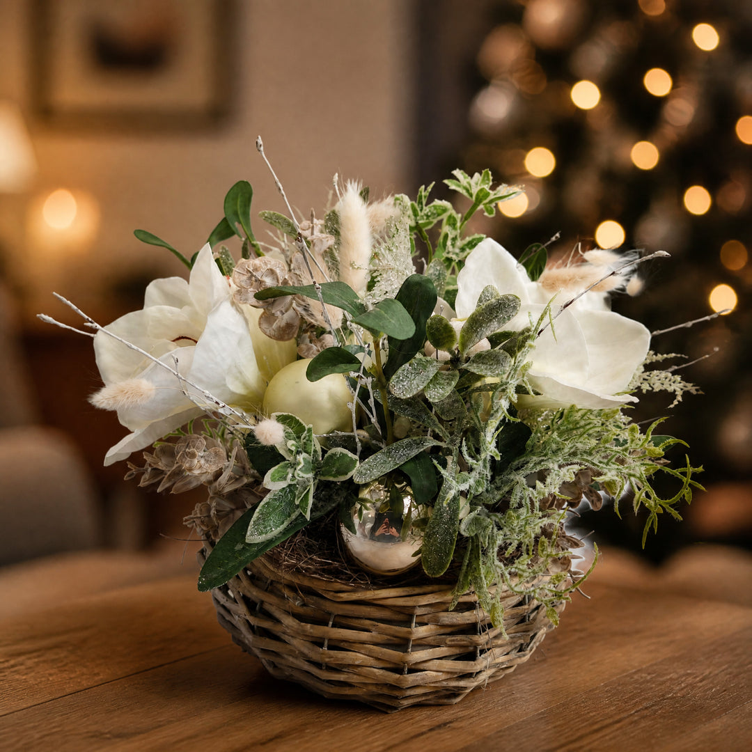Szene Weihnachtsgesteck Amaryllis Kugeln Eukalyptus weiß grün
