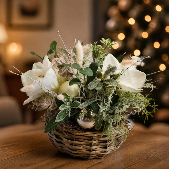 Szene Weihnachtsgesteck Amaryllis Kugeln Eukalyptus weiß grün
