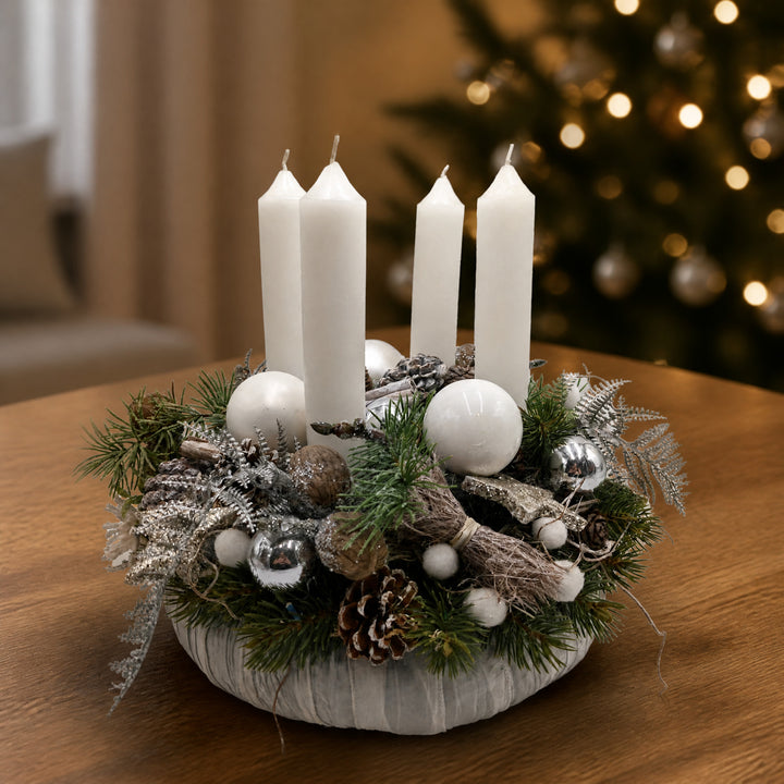 Szene Adventskranz Kugeln Sterne Zapfen weiß silber