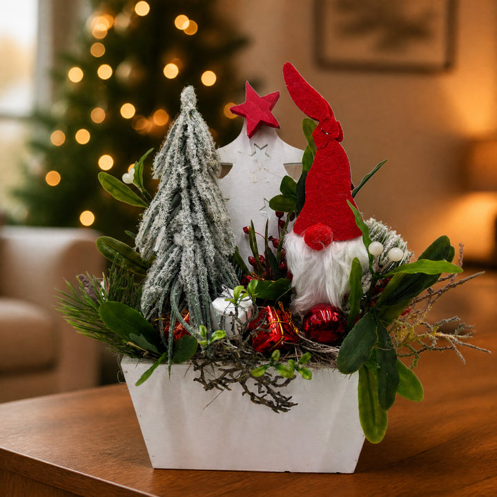 Szene Weihnachtsgesteck Wichtel Kugeln Geschenke rot weiß
