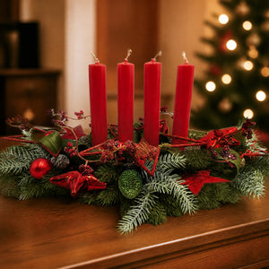 Szene Adventsgesteck Kerzen Kugel Zapfen Stern rot grün