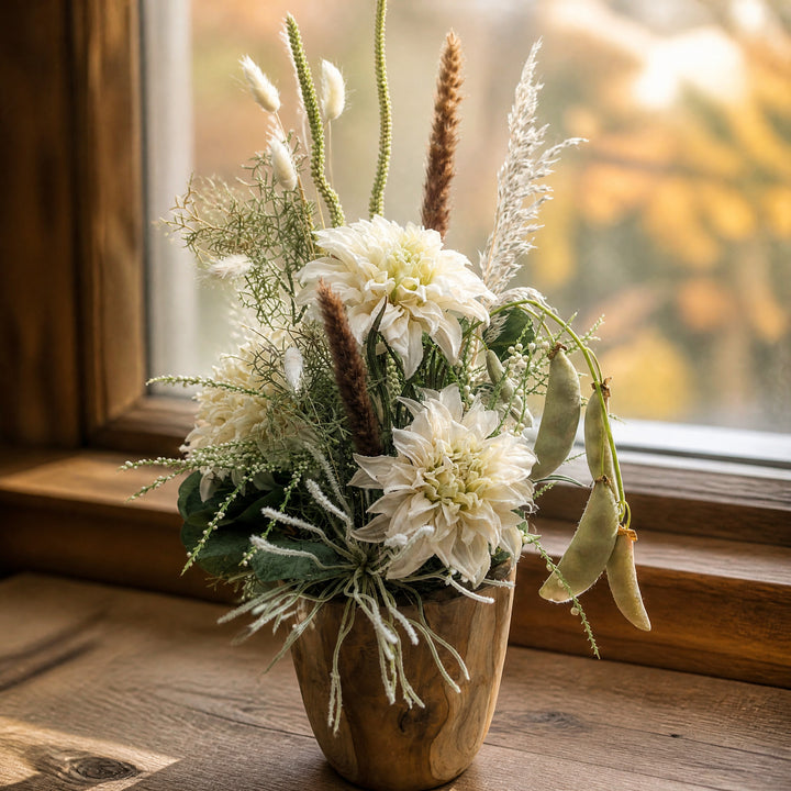 Szene Herbstgesteck Spider Chrysantheme Gräser Schoten creme grün