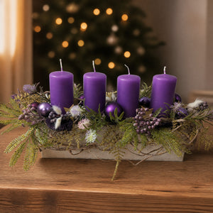 Szene Adventsgesteck Kugel Stern Beeren Farn lila gold