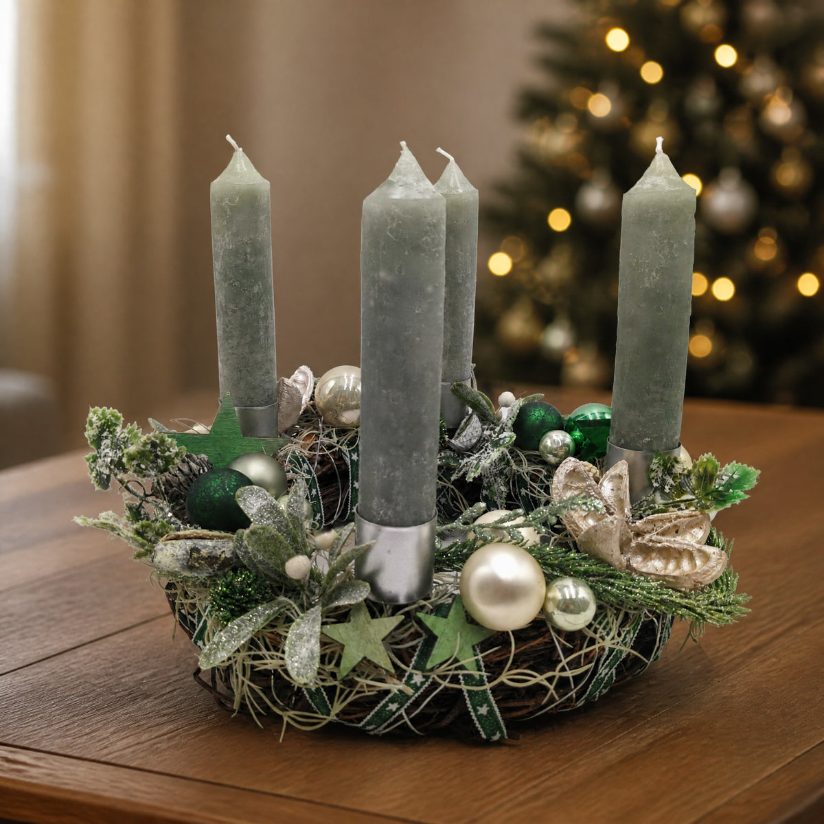 Szene Adventskranz Misteln Kugeln Sterne salbei creme grün