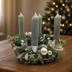 Szene Adventskranz Misteln Kugeln Sterne salbei creme grün
