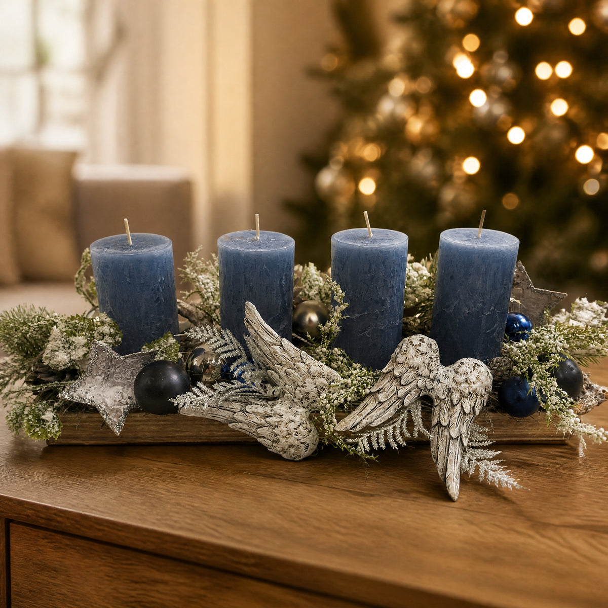 Szene Weihnachtsgesteck Adventsgesteck Kugel Flügel Stern blau silber