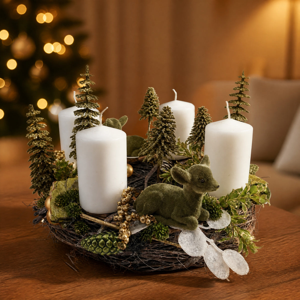 Szene Adventskranz Rehkitz Tannenbäumchen Zapfen Kugeln grün weiß