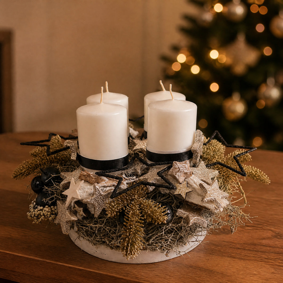 Szene Adventskranz modern Sterne Kugel Apfel weiß schwarz gold