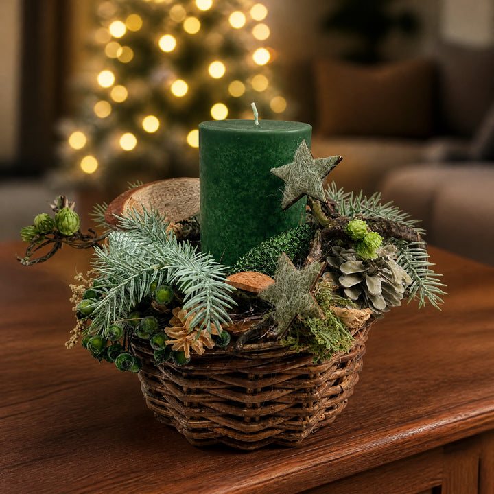 Szene Weihnachtsgesteck Korb Kerze Zapfen Stern grün natur