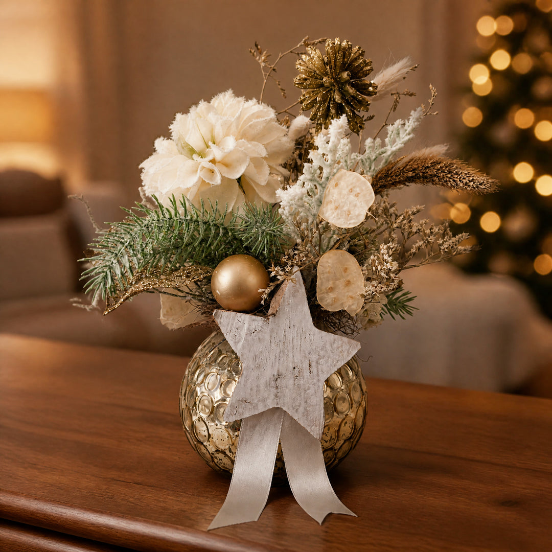 Szene Weihnachtsgesteck Chrysantheme Kugel Zapfen Stern creme gold
