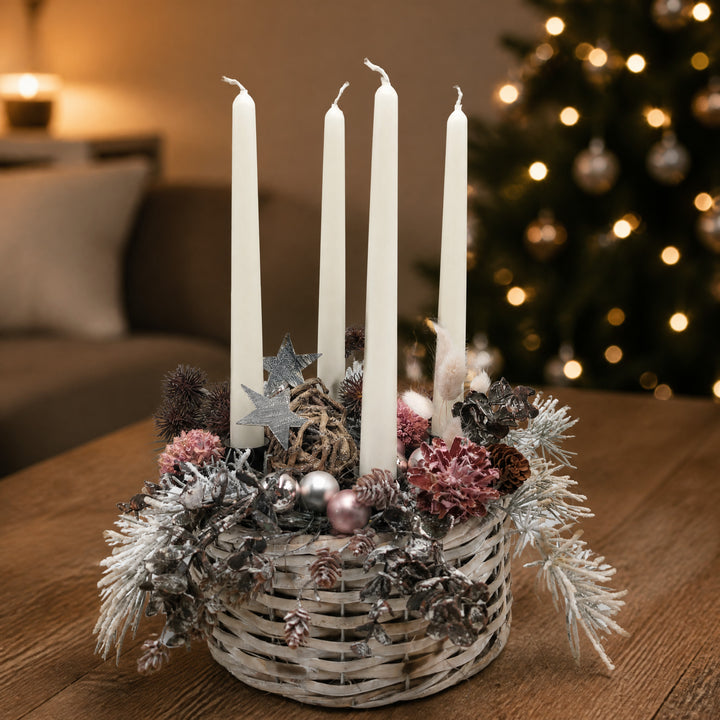 Szene Adventsgesteck im Korb Kugeln Sterne Zapfen creme rosa