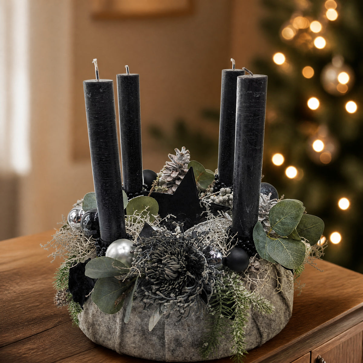 Szene Adventskranz modern Kugeln Stern Zapfen schwarz grau