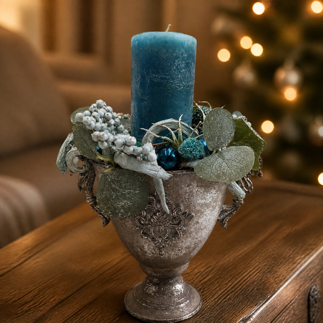 Szene Weihnachtsgesteck Kugel Beeren Eukalyptus türkis silber