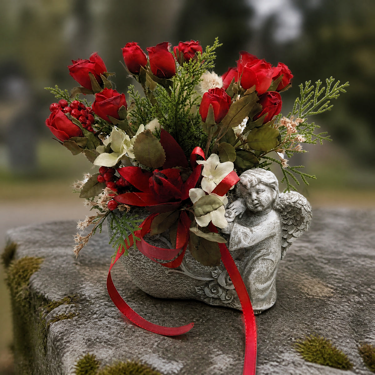 Szene Trauergesteck Engel Rosen Beeren rot grau
