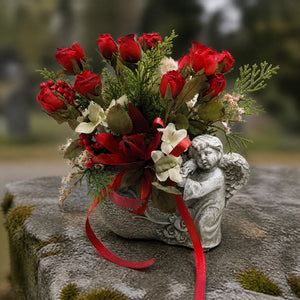 Szene Trauergesteck Engel Rosen Beeren rot grau