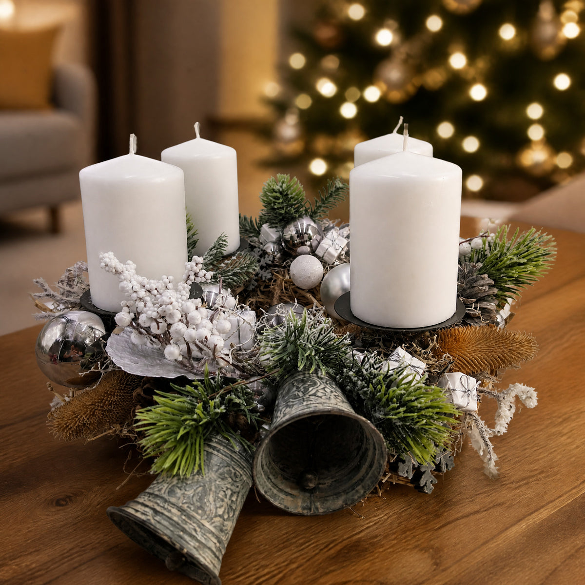 Szene Adventskranz Glocken Kugeln Geschenke weiß silber
