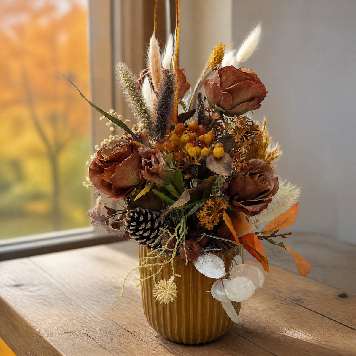 Szene Herbstgesteck Rosen Zapfen Beeren Gräser braun orange