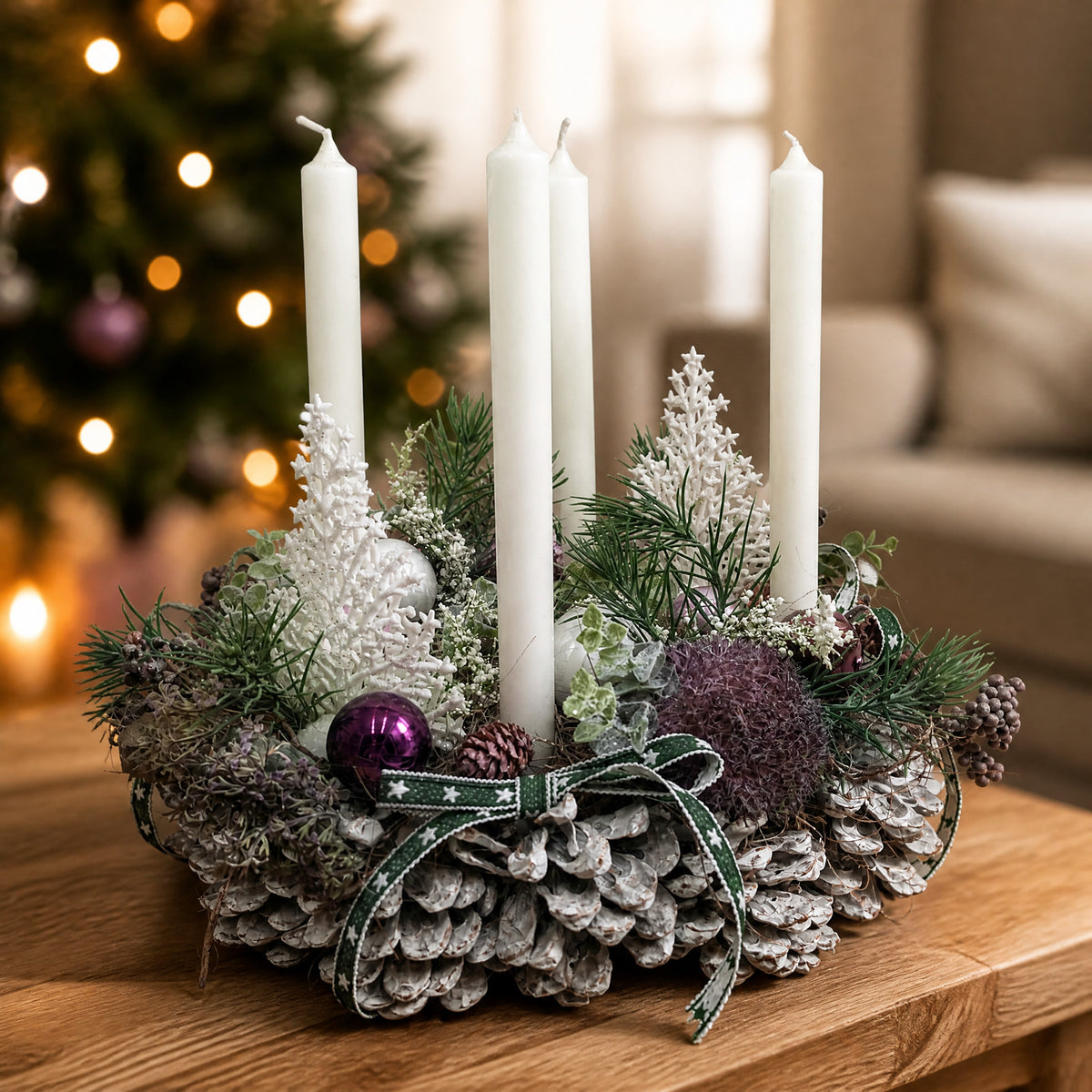 Szene Adventskranz Zapfen Kugeln Beeren weiß lila