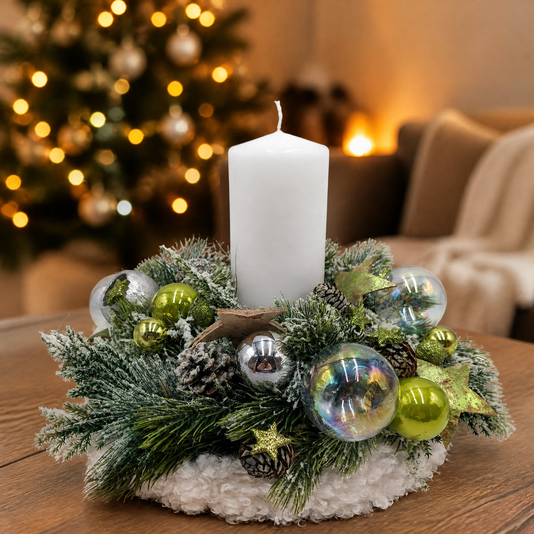 Szene Weihnachtsgesteck Kerze Kugeln Sterne Zapfen weiß grün