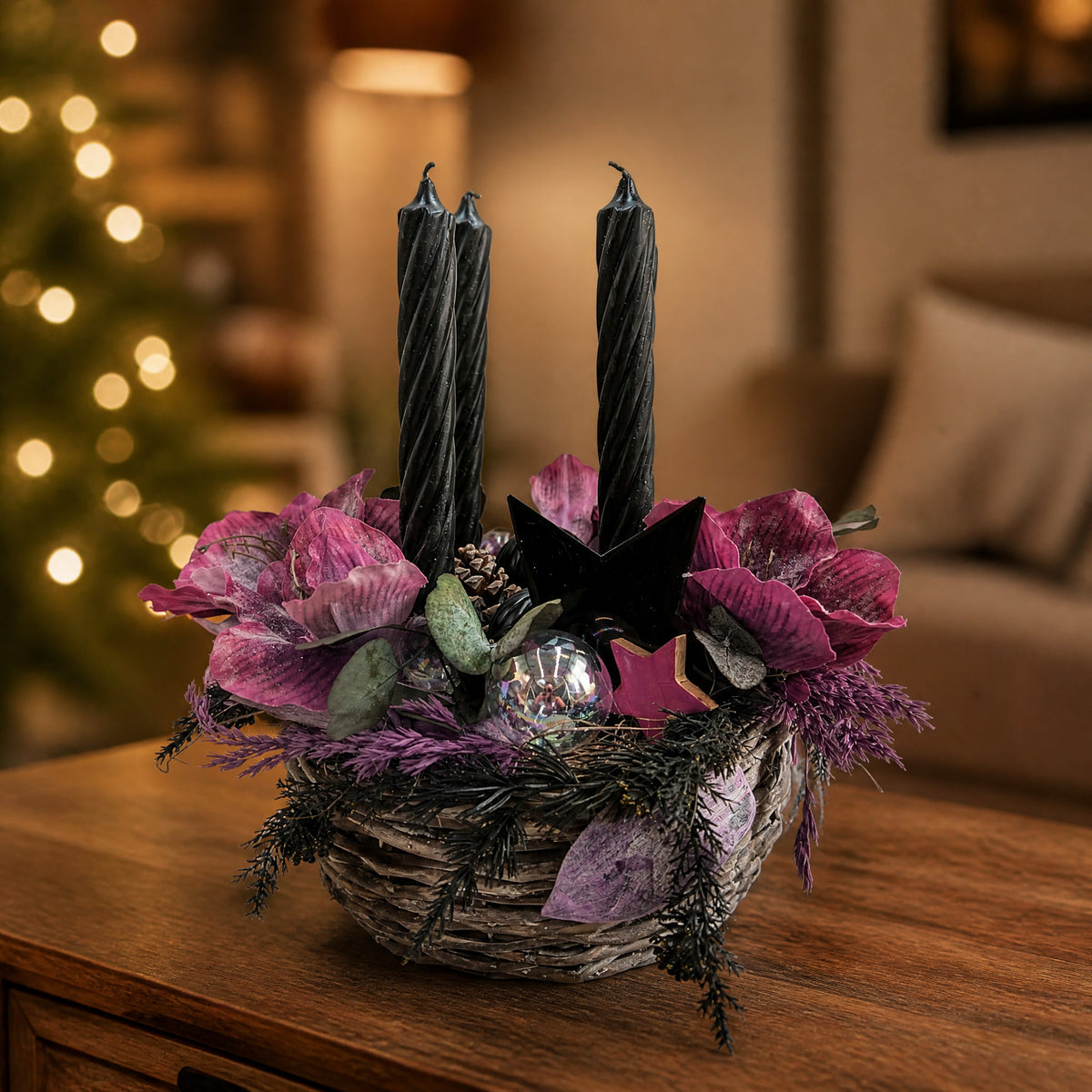 Szene Adventsgesteck Amaryllis Kugel Stern lila schwarz im Korb