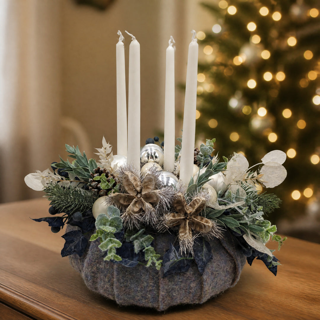 Szene Adventskranz Kugeln Zapfen Eukalyptus creme silber