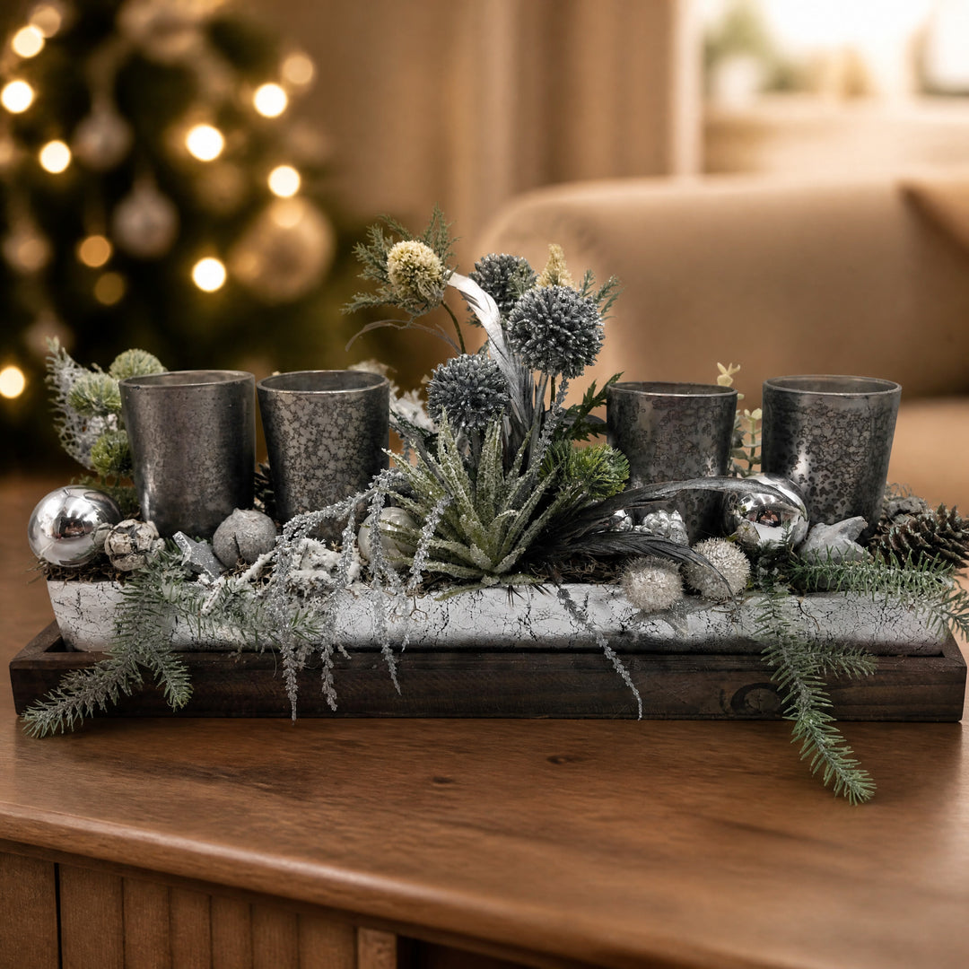 Szene Weihnachtsgesteck Teelicht Kugel Craspedia Distel grau silber