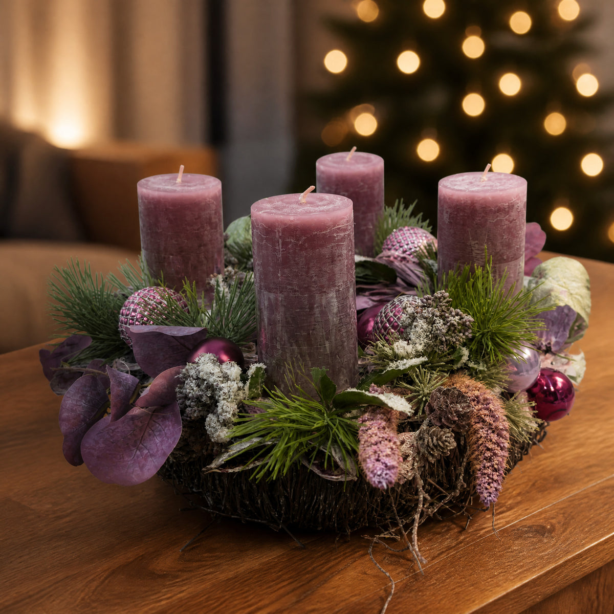 Szene Adventskranz Kugeln Zapfen Beeren Eukalyptus flieder beere