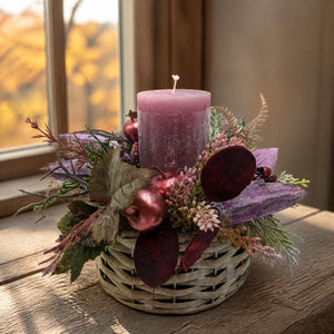Szene Herbstgesteck Korb Kerze Apfel Sedum rosa lila