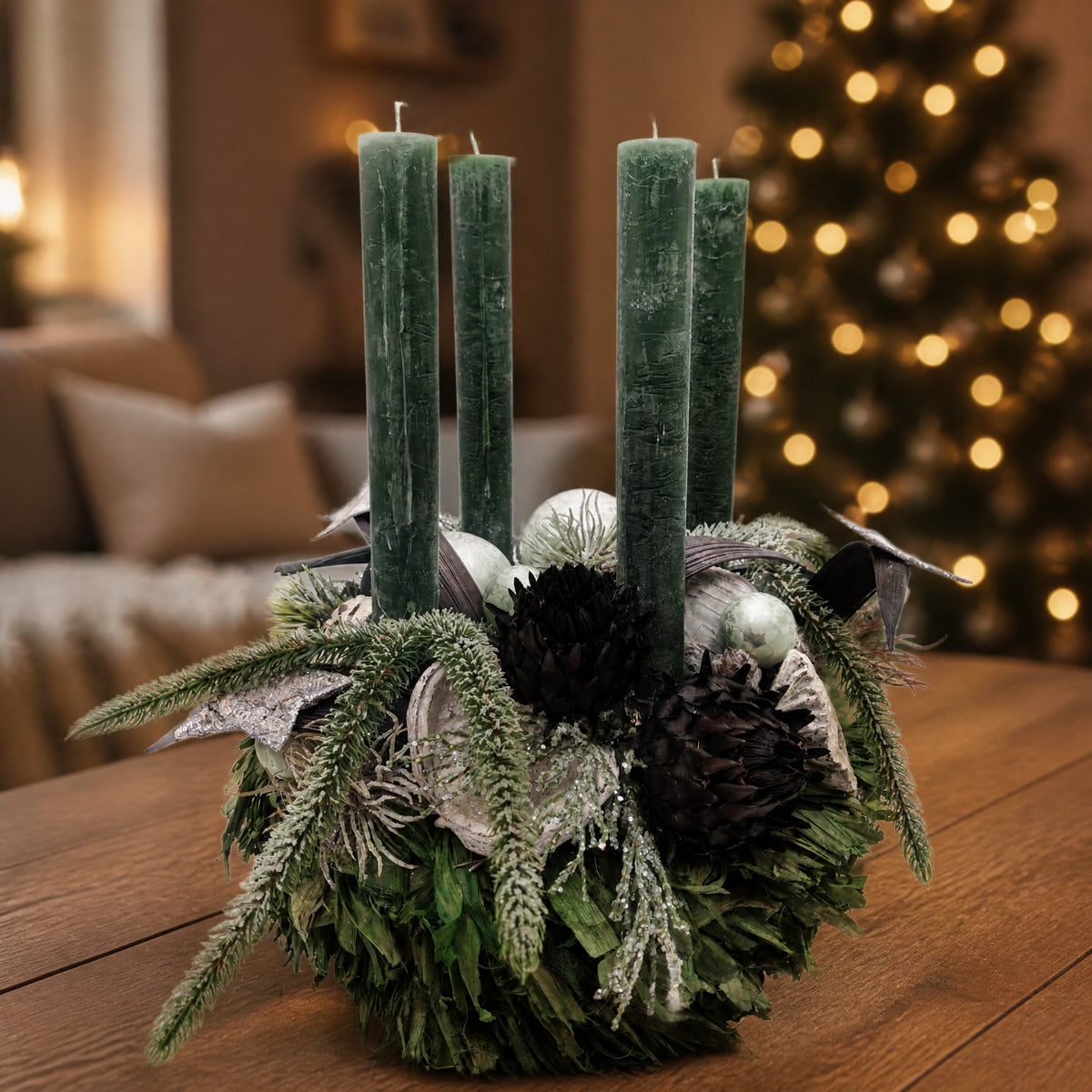 Szene Adventskranz Kugeln Artischocken Stern grün schwarz