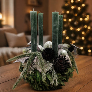 Szene Adventskranz Kugeln Artischocken Stern grün schwarz