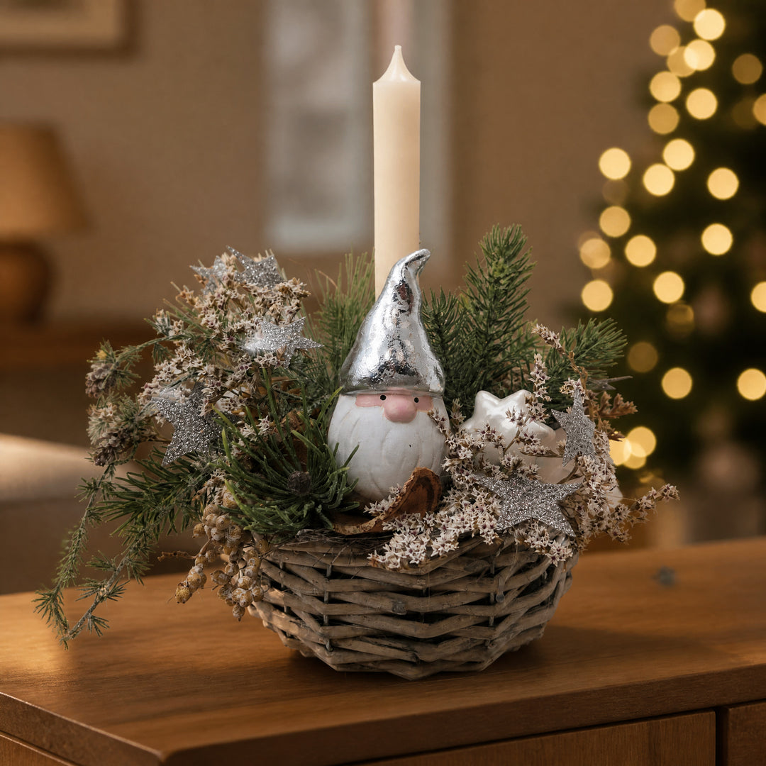 Szene Weihnachtsgesteck Weihnachtsmann Sterne Kerze creme silber