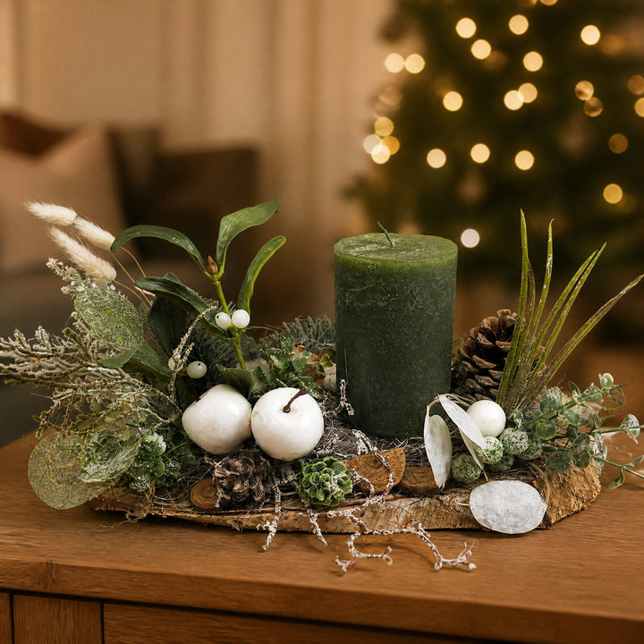 Szene Weihnachtsgesteck Baumscheibe Kerze Apfel Kugel grün weiß