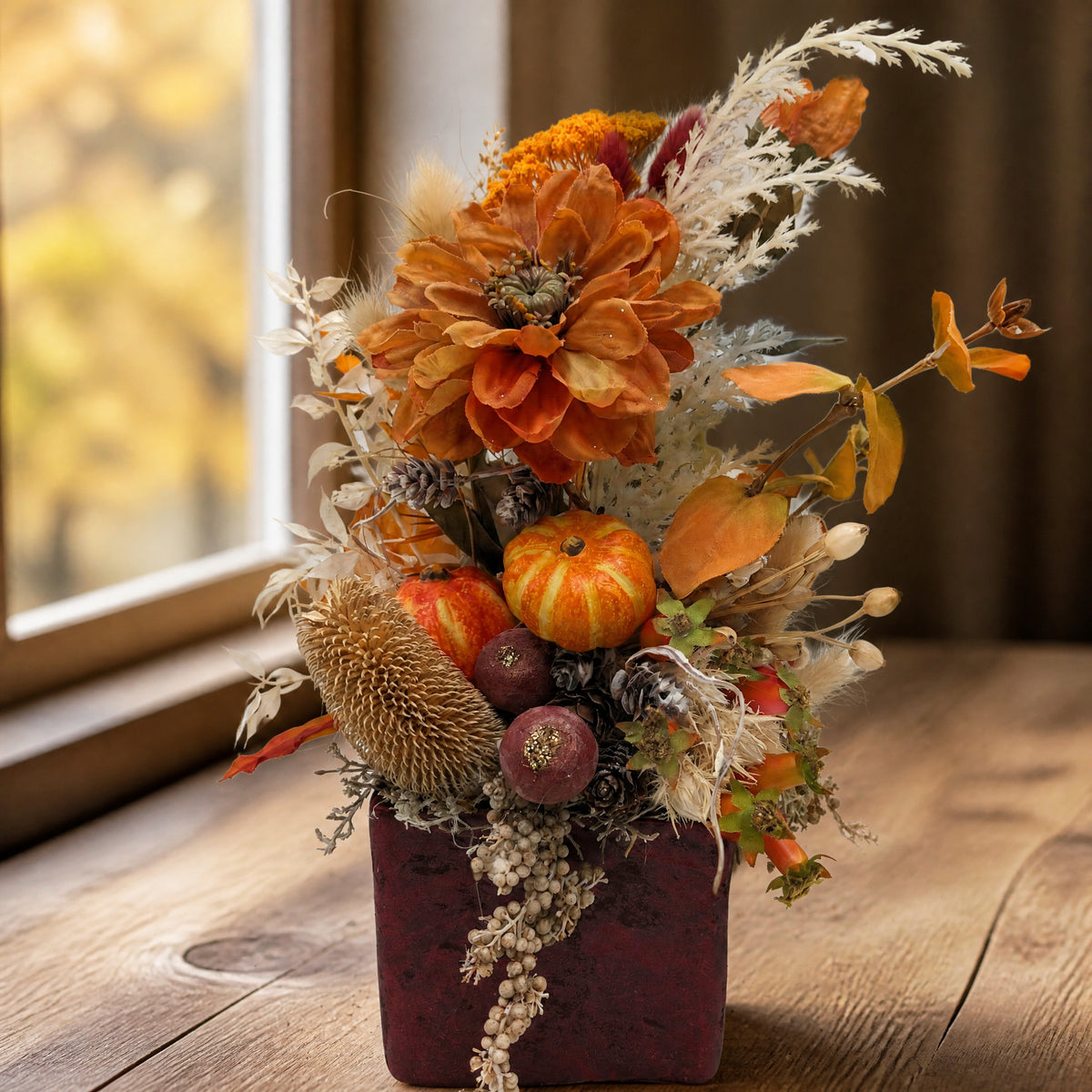Szene Herbstgesteck Kürbis Zapfen Chrysantheme orange bordeaux