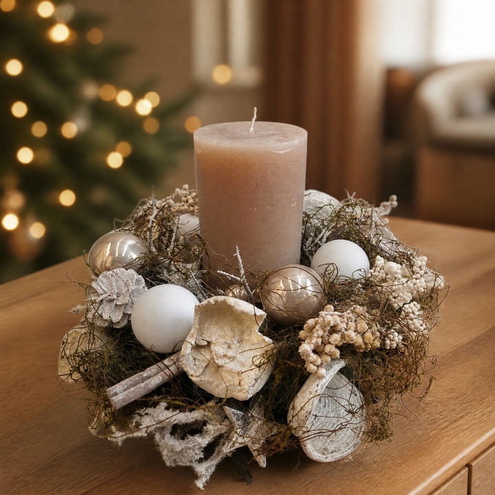 Szene Weihnachtsgesteck Kerze Kugeln Zapfen Zimt taupe weiß