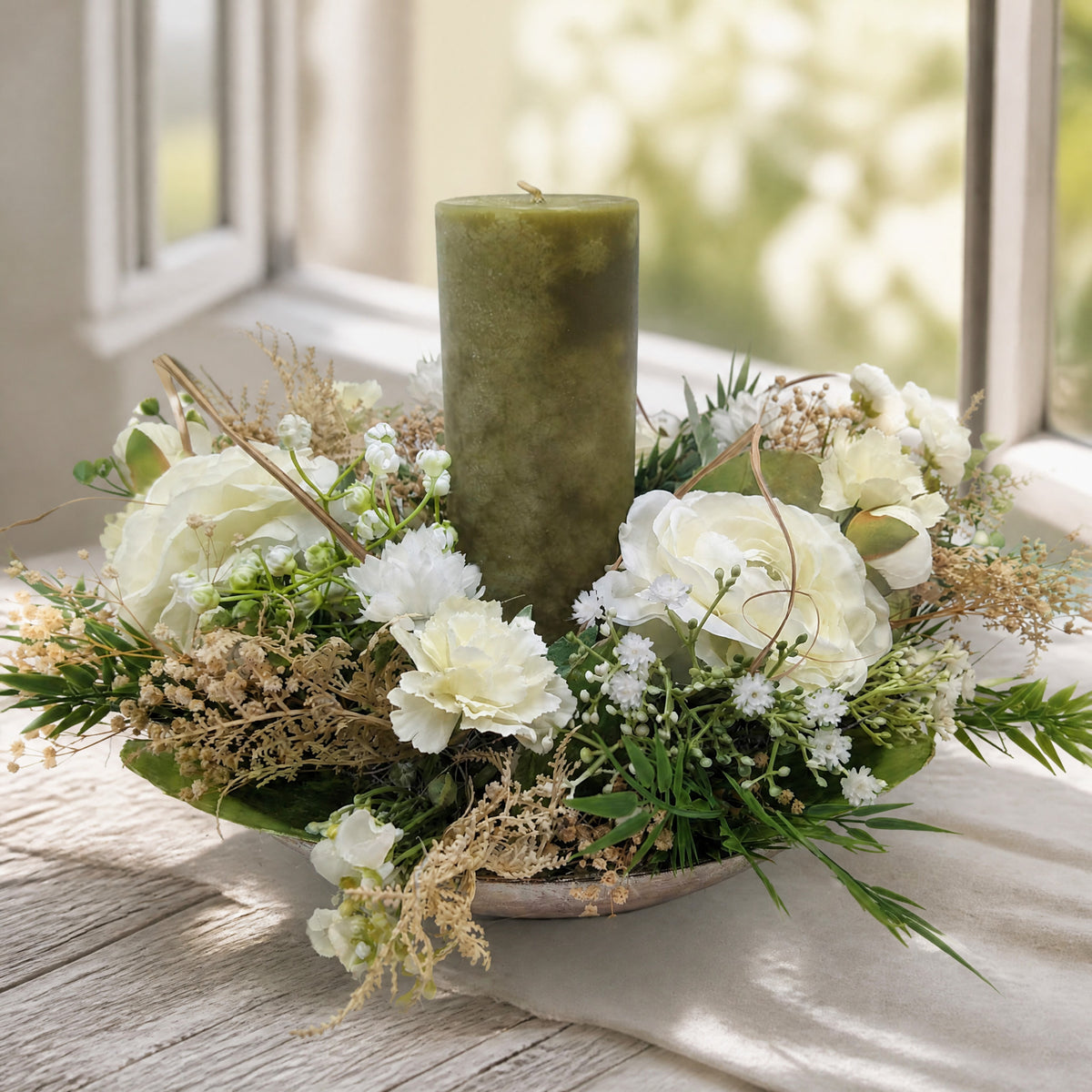 Szene Sommergesteck Rosen Nelken Gräser mit Kerze weiß grün