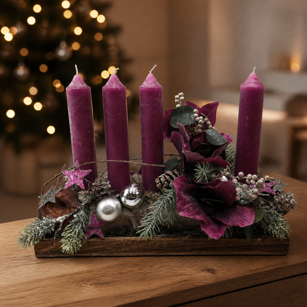Szene Adventsgesteck Amaryllis Kugeln Sterne Zapfen lila silber