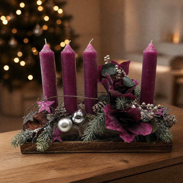 Szene Adventsgesteck Amaryllis Kugeln Sterne Zapfen lila silber