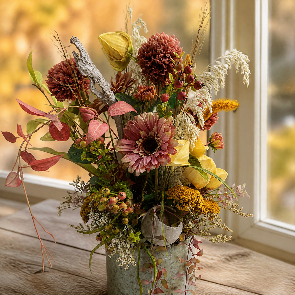 Szene Herbstgesteck Chrysantheme Gerbera Physalis altrosa gelb