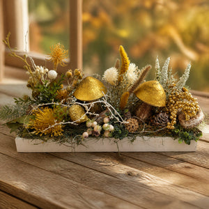 Szene Herbstgesteck Lichterkette Pilz Igel Zapfen gold natur