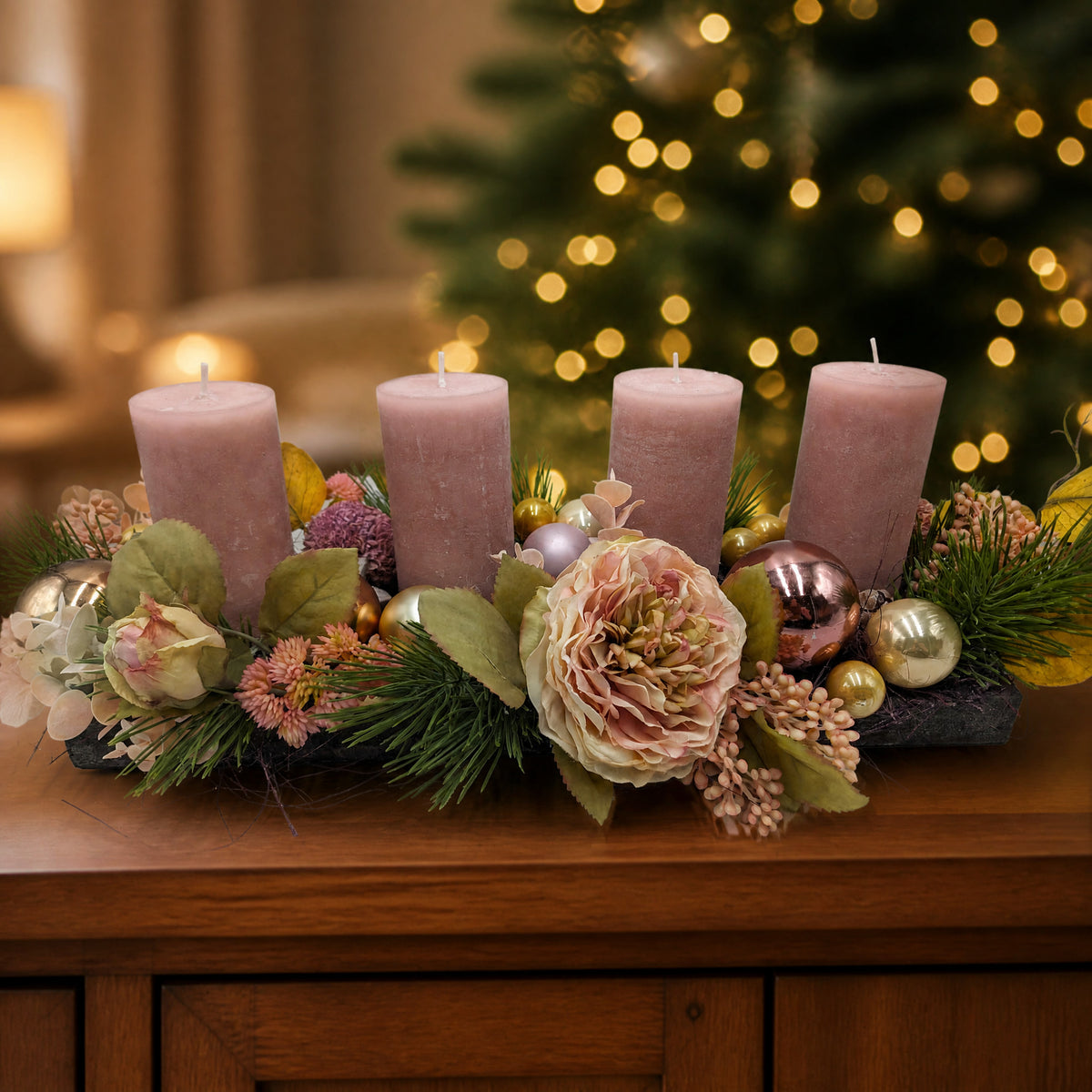 Szene Adventsgesteck Kerzen Kugeln Rose Sedum rosa creme