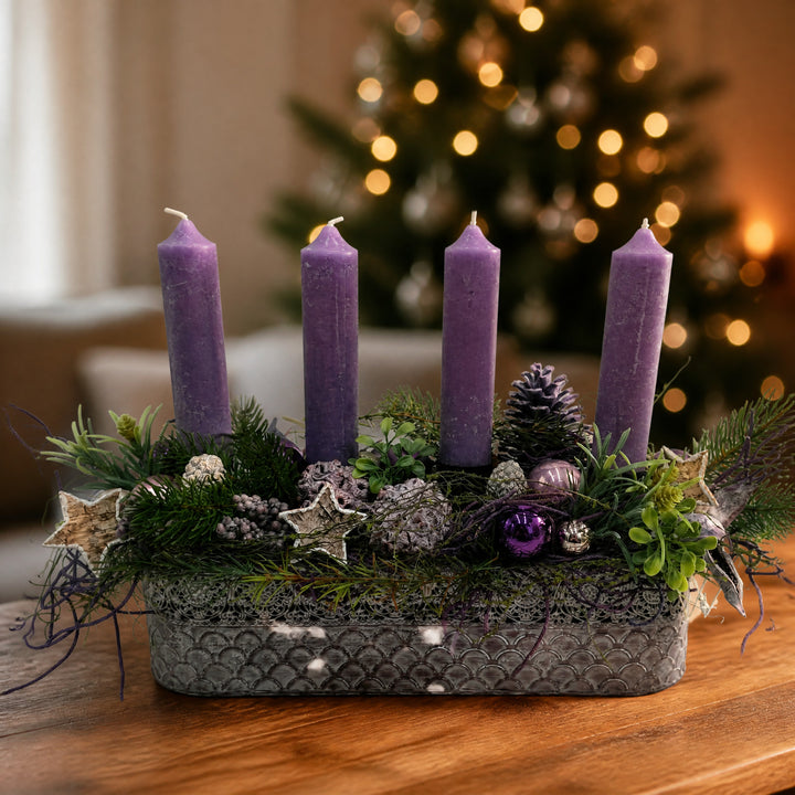 Szene Adventsgesteck Schale Kugeln Sterne Zapfen Beeren flieder lila
