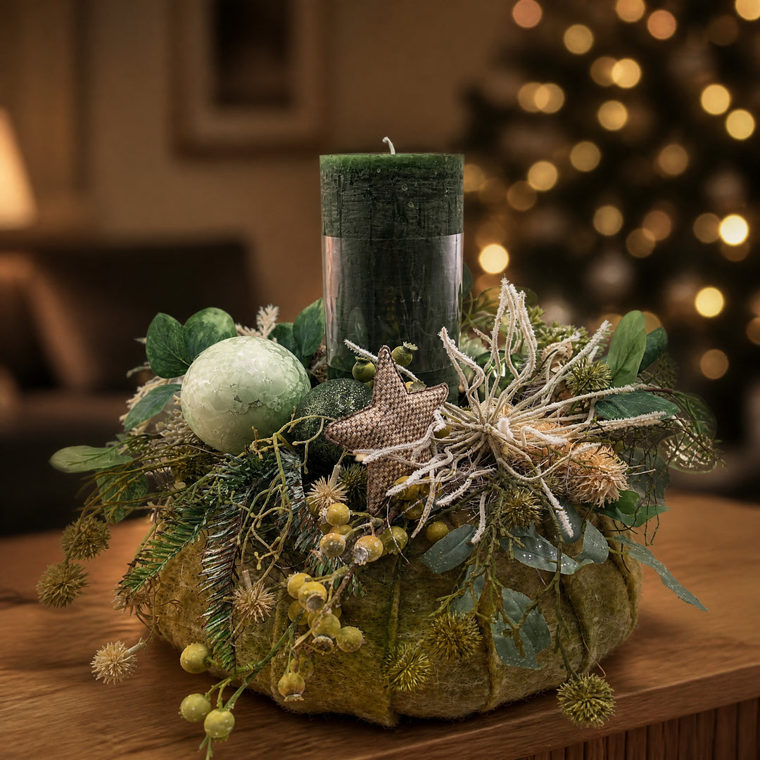 Szene Weihnachtsgesteck Kerze Kugeln Stern Eukalyptus grün natur