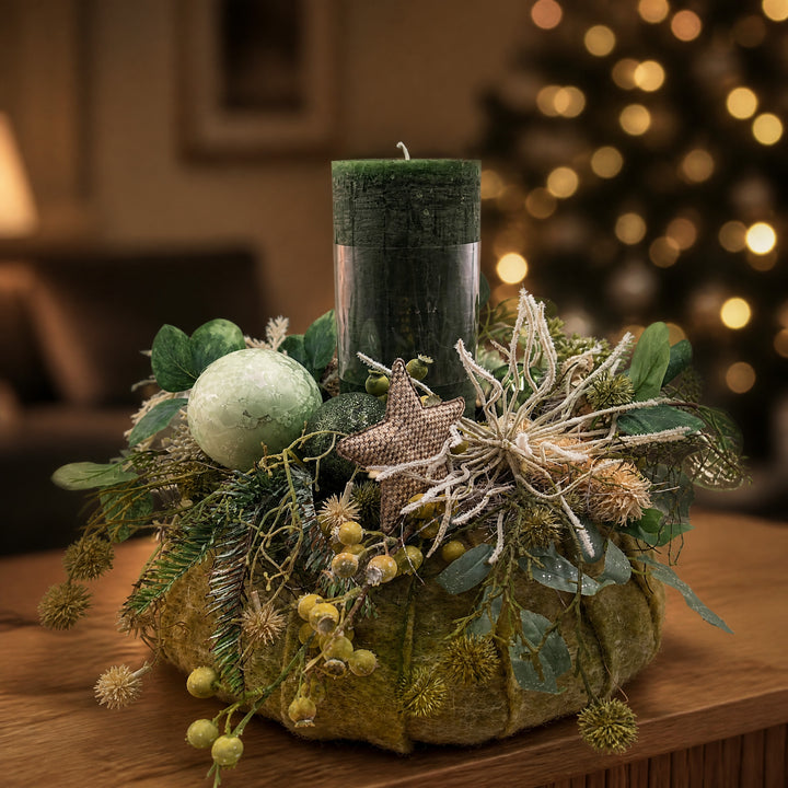 Szene Weihnachtsgesteck Kerze Kugeln Stern Eukalyptus grün natur