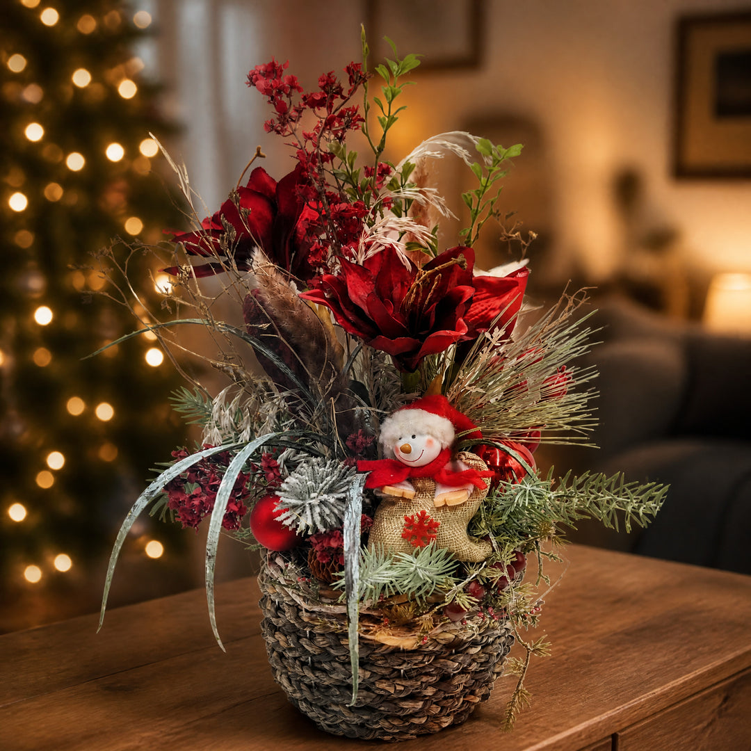 Szene Weihnachtsgesteck Amaryllis Schneemann Kugeln rot natur