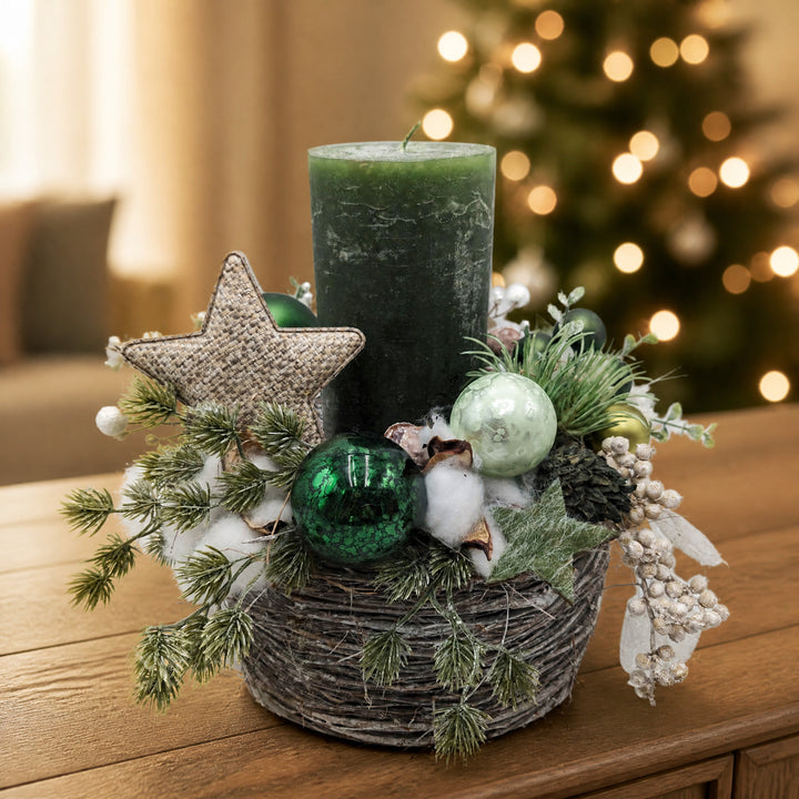Szene Weihnachtsgesteck Kerze Kugeln Stern Beeren grün creme