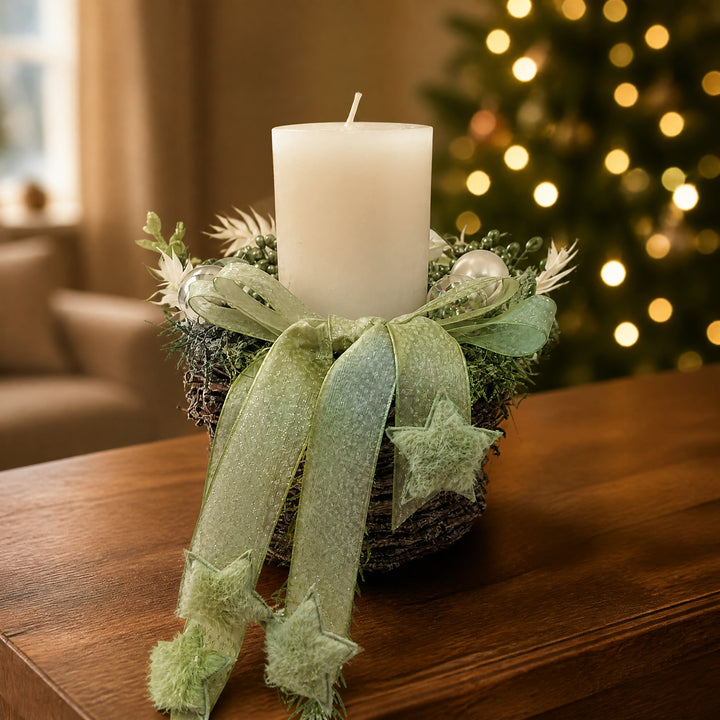 Szene Weihnachtsgesteck Kerze Kugeln Sterne Beeren mint creme