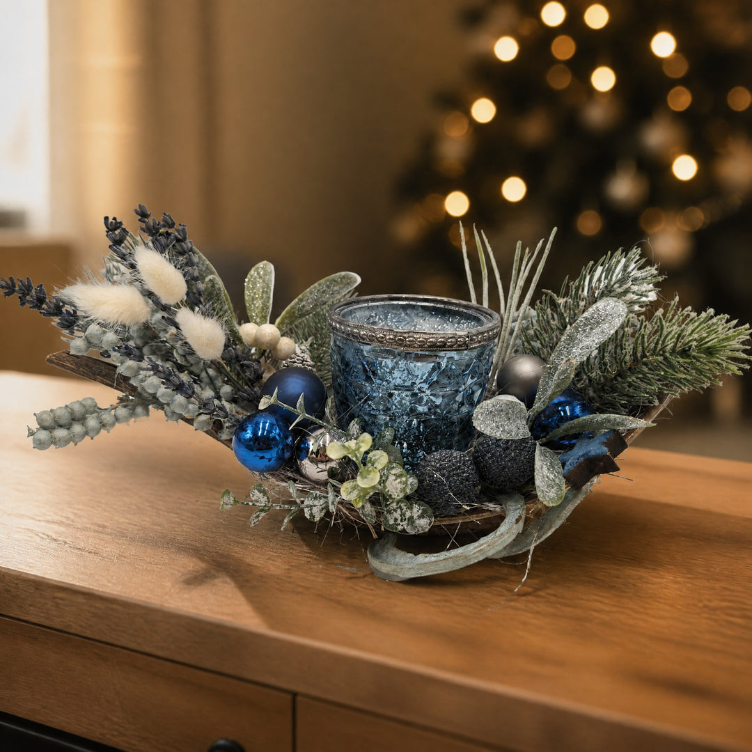 Szene Weihnachtsgesteck Teelicht Kugeln Beeren Tanne blau grün