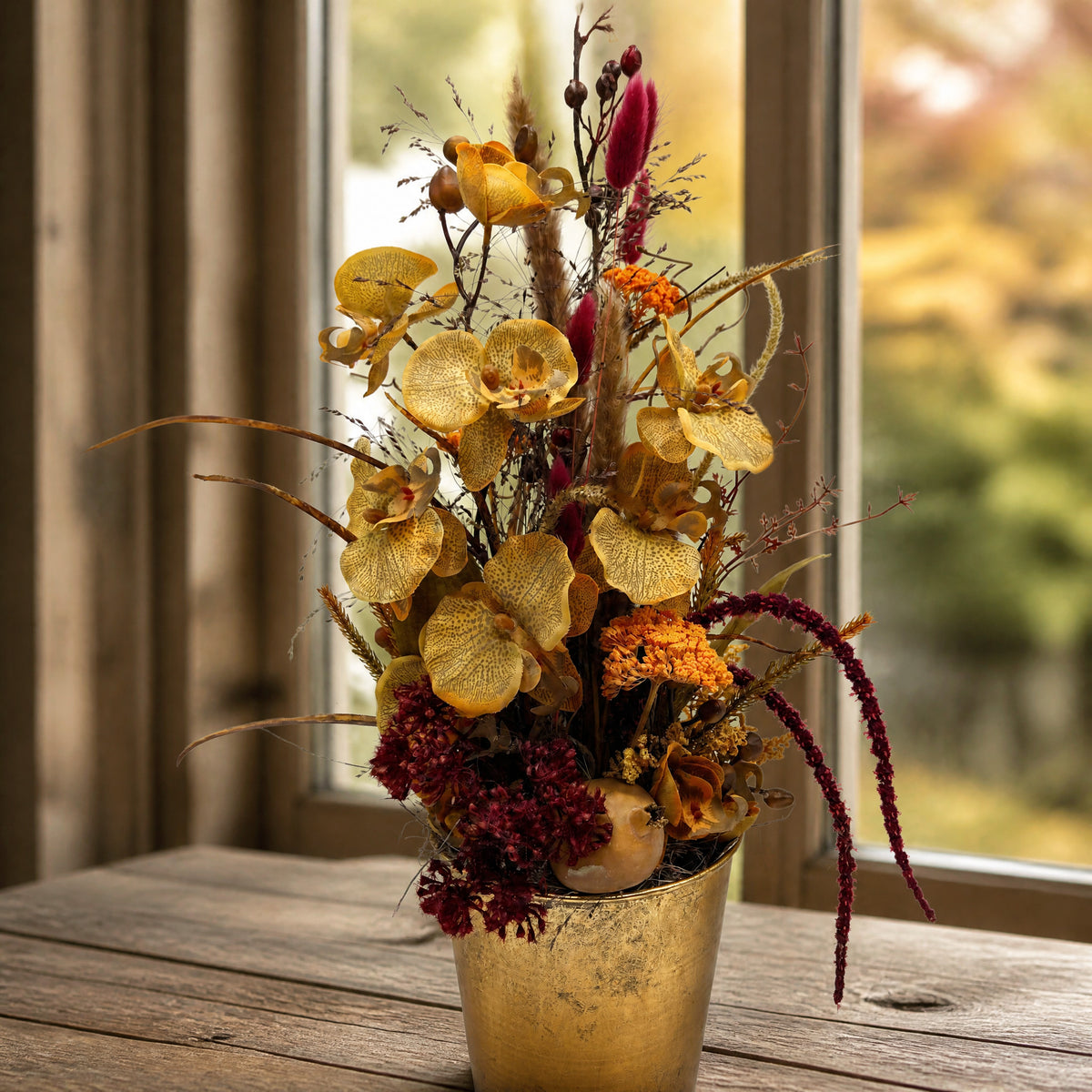 Szene Herbstgesteck Orchideen Gräser Beeren orange dunkelrot